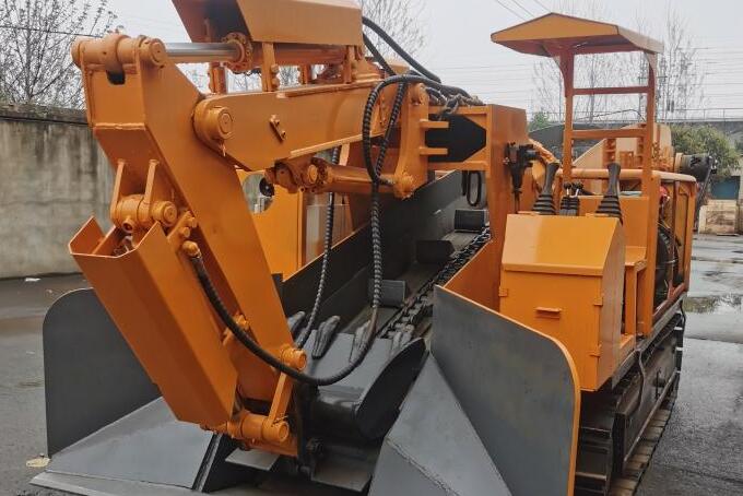 履帶扒渣機有什么優(yōu)勢呢？